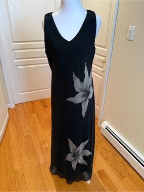 Jessica Howard Black Slip On V-Neck Sleeveless Maxi Dress with Gray Floral Print
